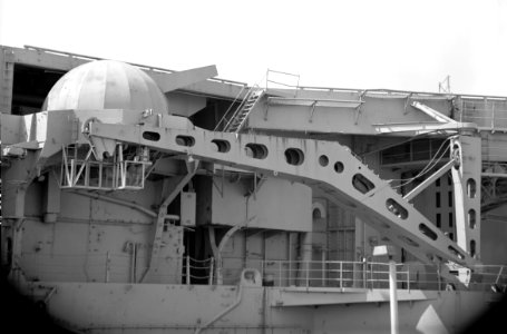 USS Hornet (CVS-12) stbd crane 1992