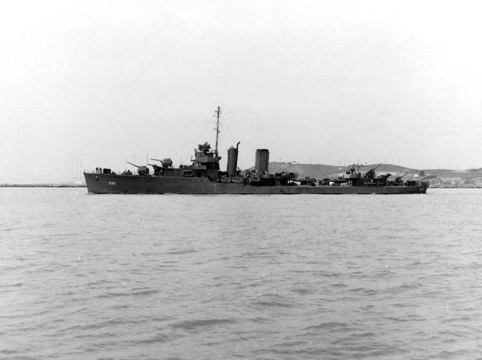 USS Hull (DD-350) off the Mare Island Naval Shipyard on 20 April 1942 (19-N-29840)