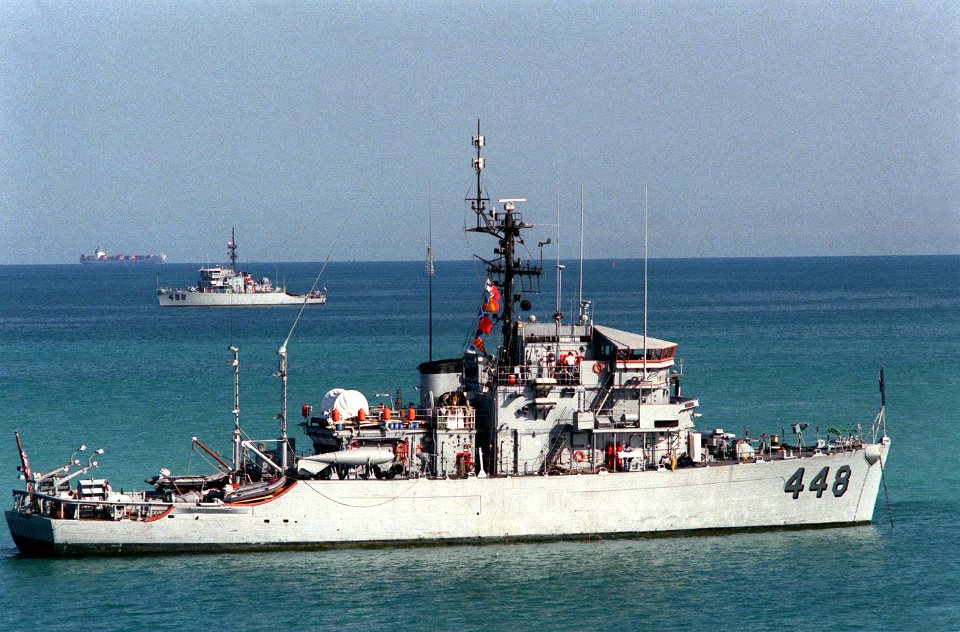 USS Illusive (MSO-448) and USS Conquest (MSO-488) off Sitra, Bahrain, on 26 December 1987 (6429495)