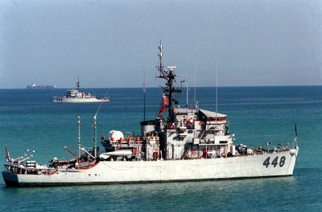USS Illusive (MSO-448) and USS Conquest (MSO-488) off Sitra, Bahrain, on 26 December 1987 (6429495)