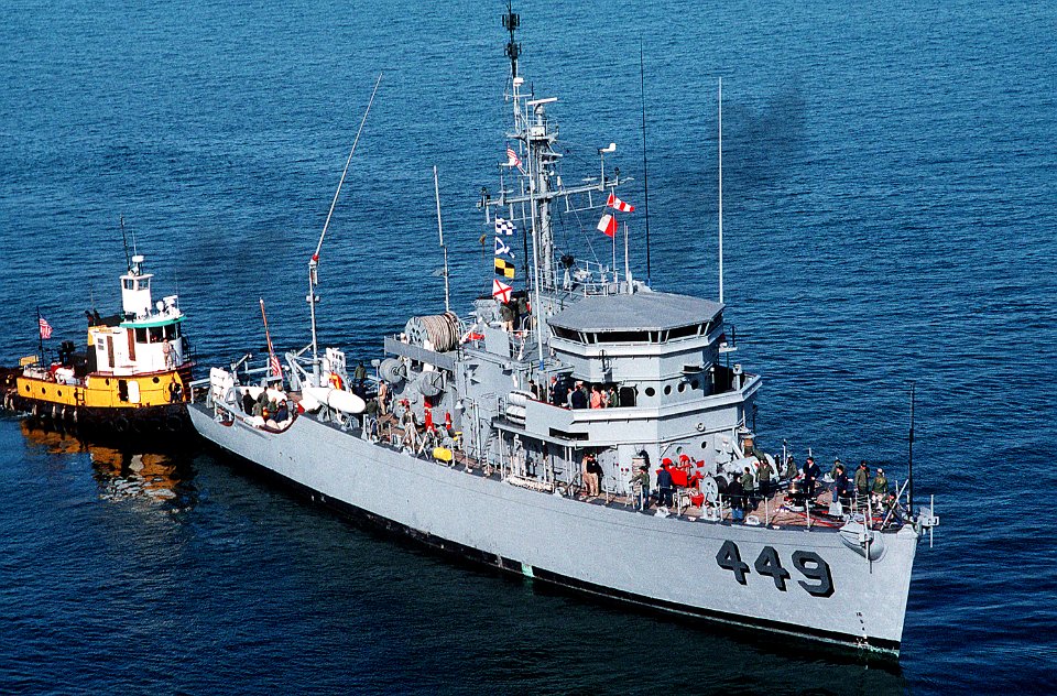 USS Impervious (MSO-449) Naval Station Norfolk, Virginia (USA), on 14 November 1991 (6479394)
