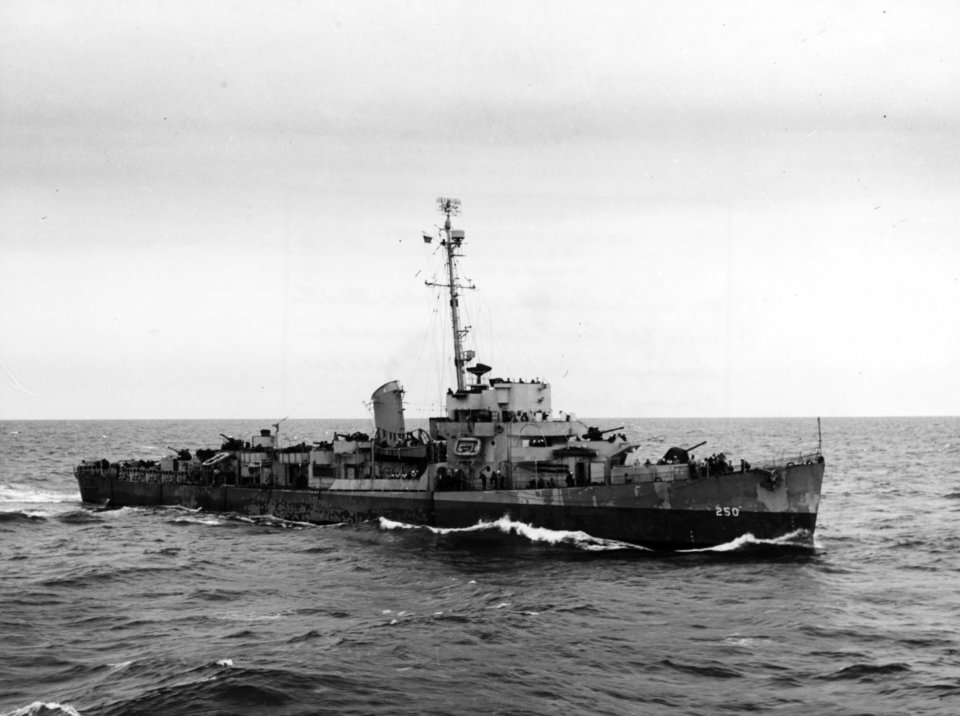 USS Hurst (DE-250) underway at sea, circa in 1945 (NH 43558)