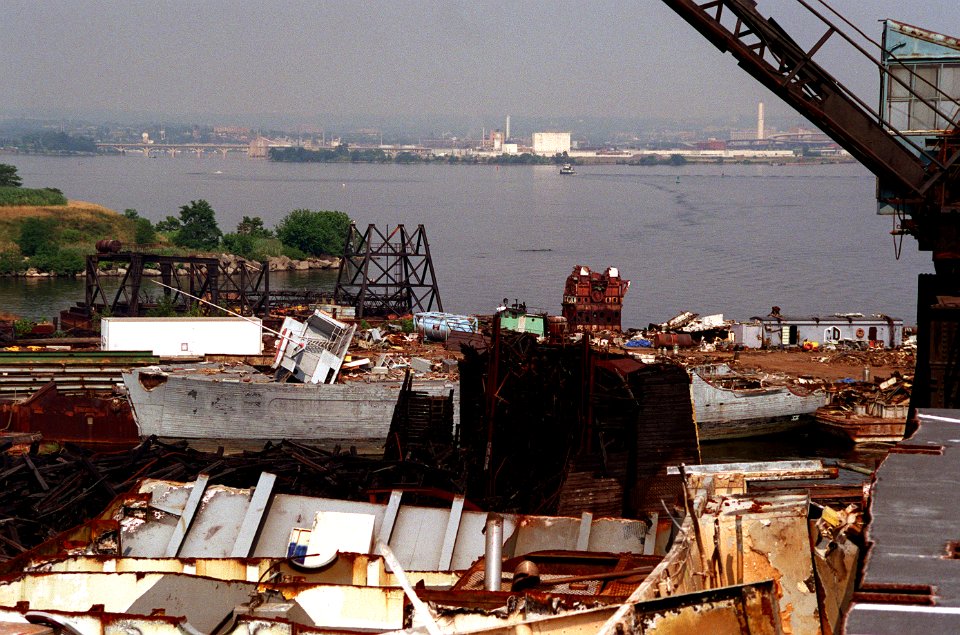USS Illusive (MSO-448) being scrapped at Baltimore, Maryland (USA), in July 1994 (6488976)