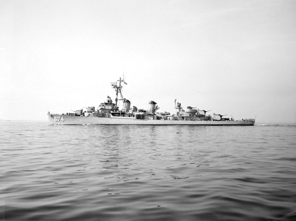 USS Hunt (DD-674) underway in May 1953