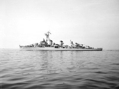 USS Hunt (DD-674) underway in May 1953