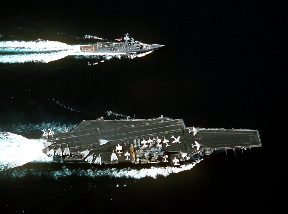 USS Independence (CV-62) and Curts (FFG-38) underway on 27 August 1994 (6491854)