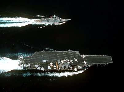 USS Independence (CV-62) and Curts (FFG-38) underway on 27 August 1994 (6491854)