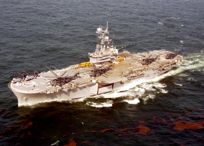 USS Inchon (MCS-12) underway in the Gulf of Mexico 2001