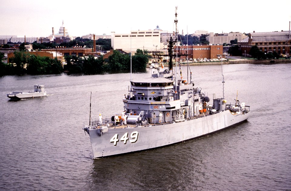 USS Impervious (MSO-449) underway on the Potomac River, Washington D.C. (USA), on 7 July 1990 (6457729)