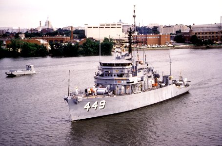 USS Impervious (MSO-449) underway on the Potomac River, Washington D.C. (USA), on 7 July 1990 (6457729)