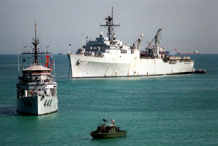 USS Illusive (MSO-448) and USS Mount Vernon (LSD-39) at anchor off Bahrain on 26 December 1987