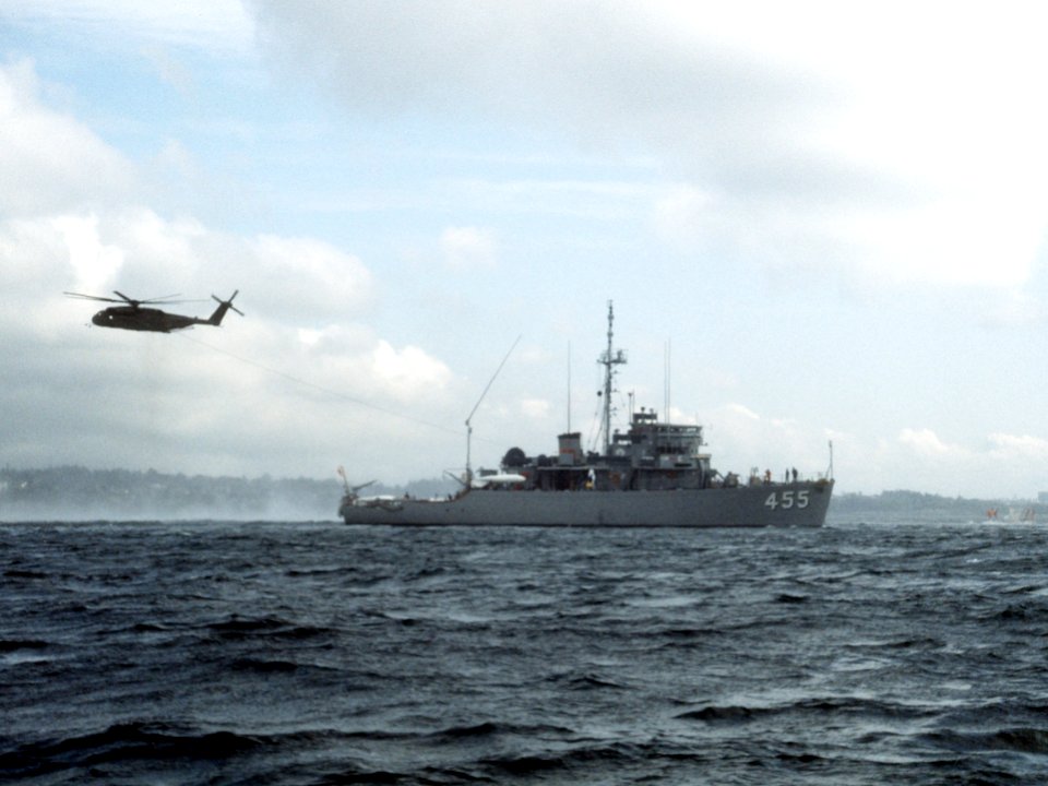 USS Implicit (MSO-455) underway in 1993