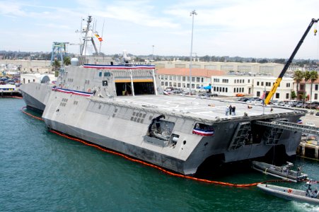 USS Independance recovers a boat while moored. (7643438678)