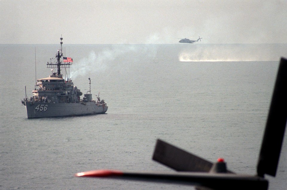 USS Inflict (MSO-456) and RH-53D in Persian Gulf 1987
