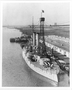 USS Iowa - NH 74096