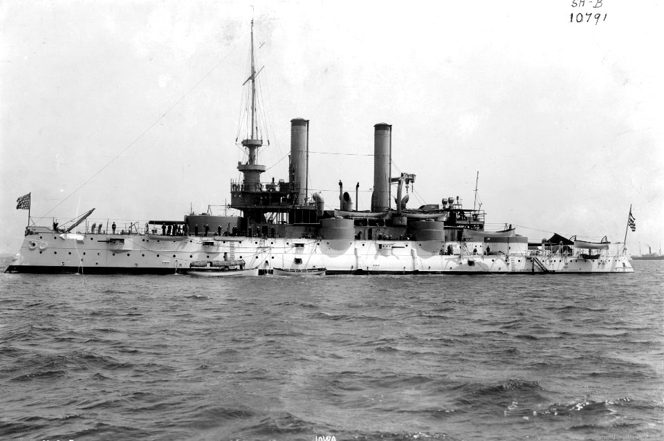 USS Iowa - NH 61211