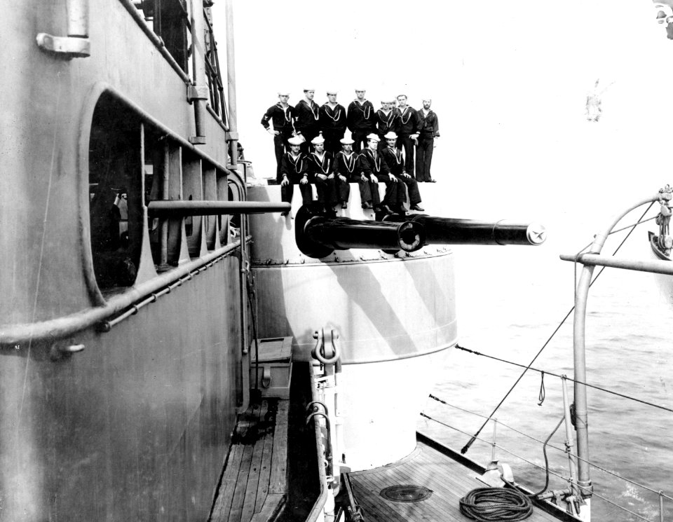 USS Iowa - NH 75671