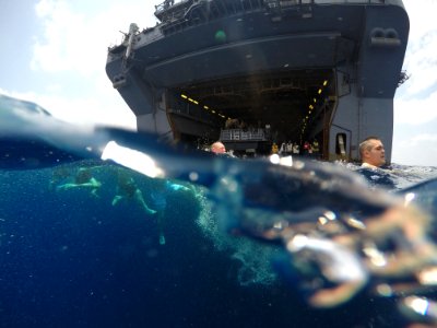 USS Iwo Jima (LHD 7) 150418-N-JN023-035 (17008634840)