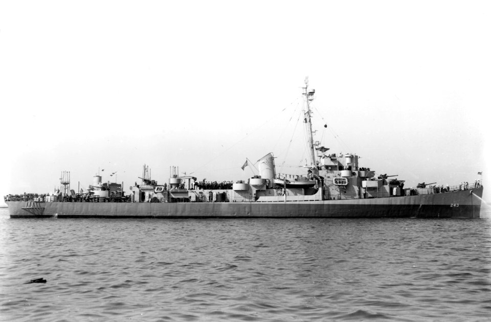 USS J. Richard Ward (DE-243) off the New York Naval Shipyard (USA) on 14 May 1944 (19-N-70846)