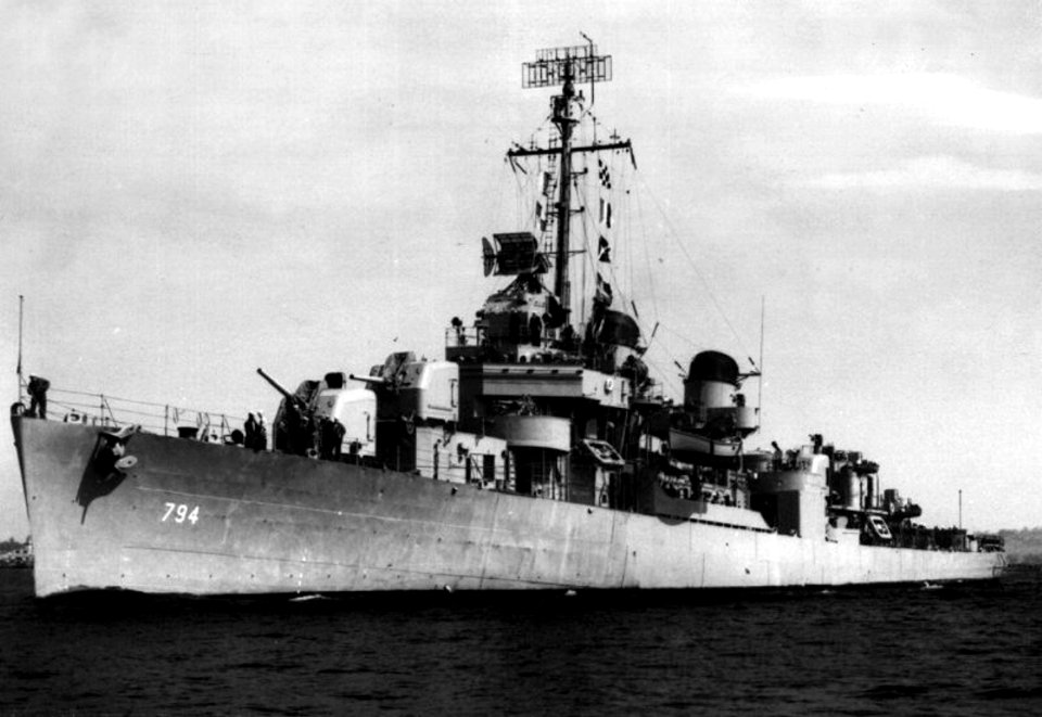 USS Irwin (DD-794) underway off San Diego, California (USA), in 1951