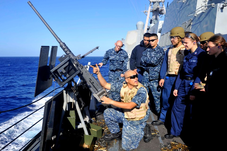 USS Jason Dunham conducts weapons training. (8613444488)