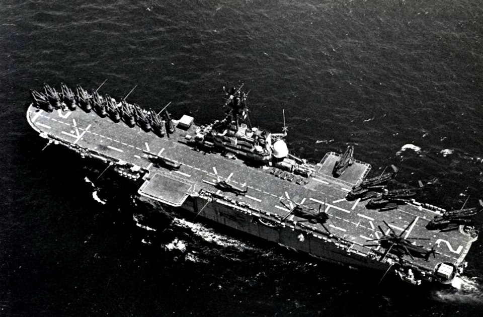 USS Iwo Jima (LPH-2) underway at sea, in 1985