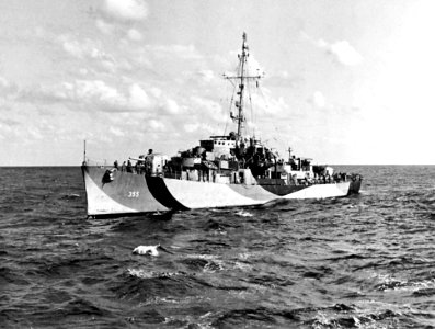 USS Jaccard (DE-355) underway off Bermuda on 26 July 1944 (NH 66358)