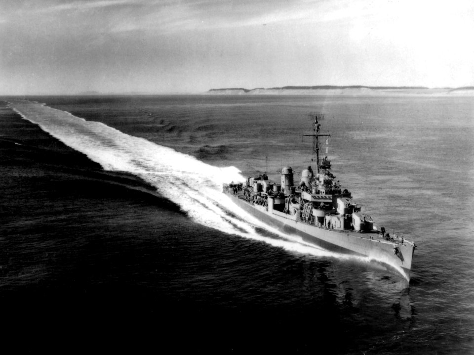 USS Izard (DD-589) underway at high speed, circa in 1945 (80-G-394751)