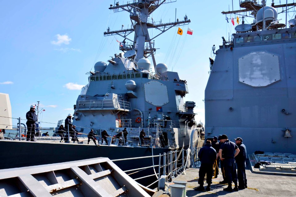 USS Jason Dunham operations 150604-N-IY633-034