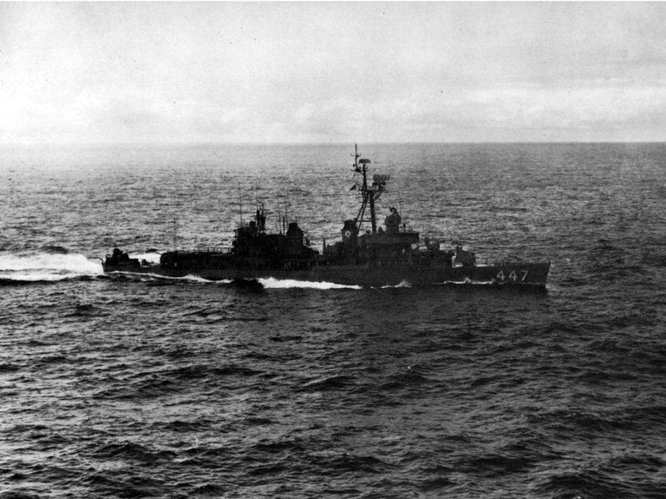 USS Jenkins (DD-447) underway at sea, in 1967
