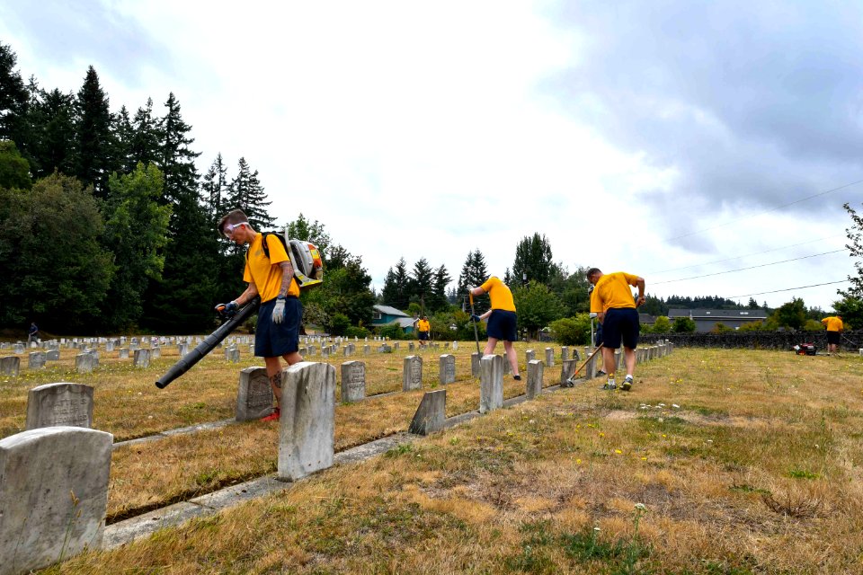 USS John C. Stennis Chief selectees clean Retsil Veterans Home 160901-N-EC099-312