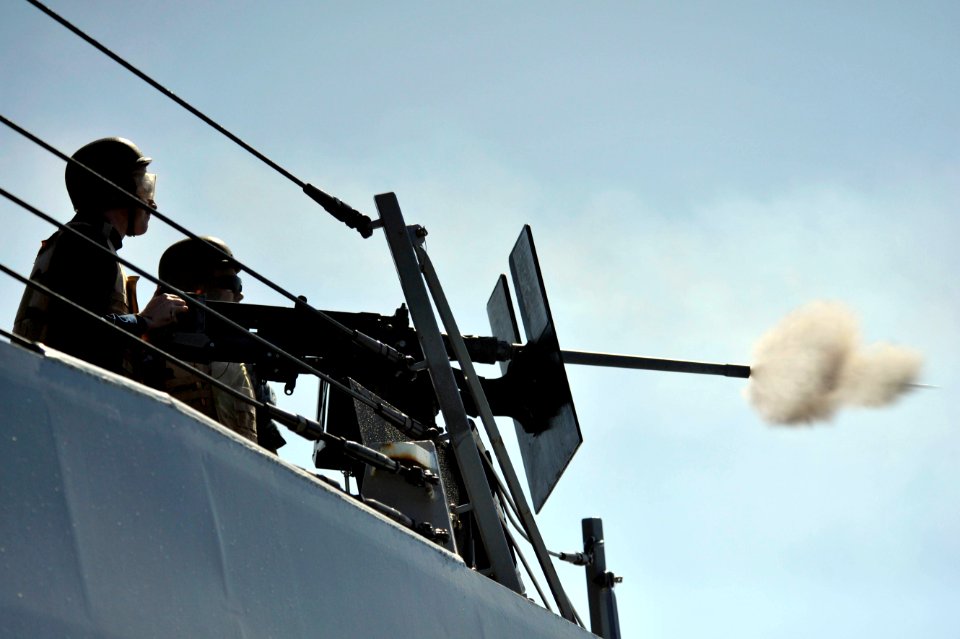 USS Jason Dunham conducts weapons training. (8613444618)