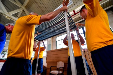 USS John C. Stennis Chief selectees clean Retsil Veterans Home 160901-N-EC099-084