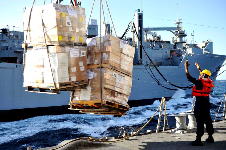 USS Jason Dunham takes on supplies. (8267749954)