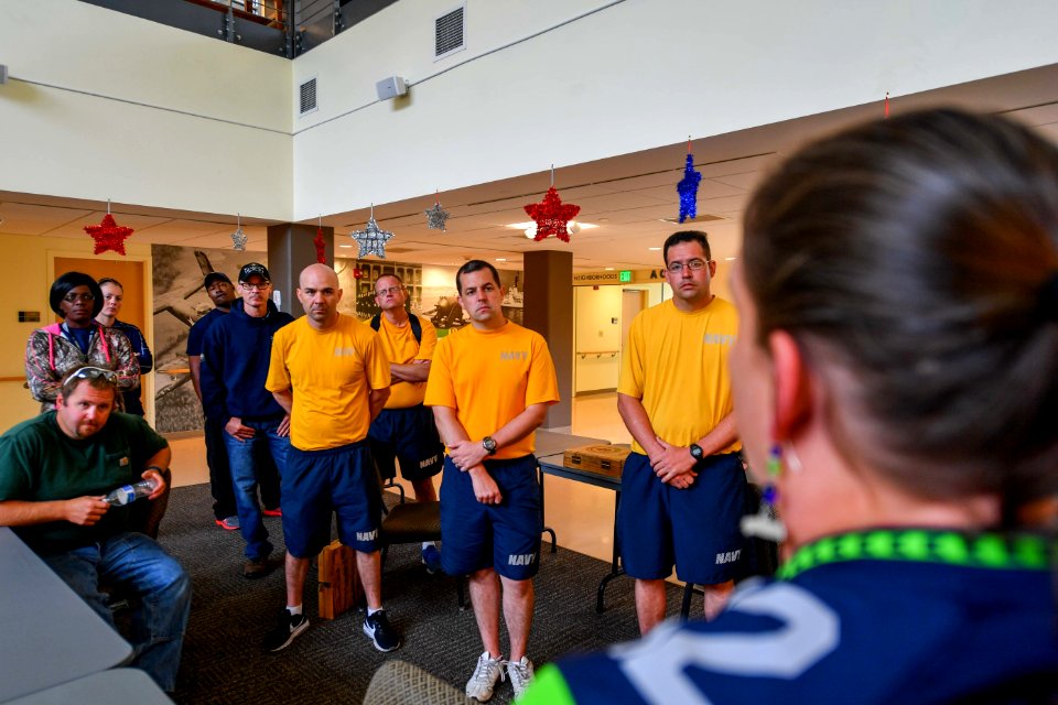 USS John C. Stennis Chief selectees clean Retsil Veterans Home 160901-N-EC099-035