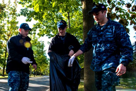 USS John C. Stennis Sailors participate in Naval Base Kitsap cleanup 150923-N-DA737-063