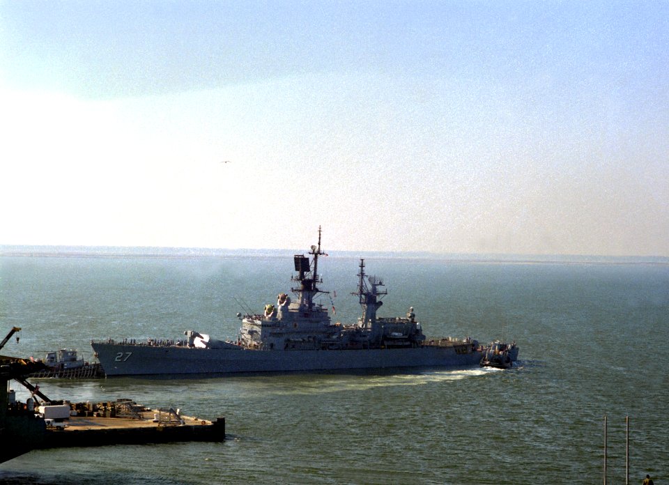 USS Josephus Daniels (CG-27) leaves Naval Station Norfolk, Virginia (USA), on 29 November 1989 (6463837)