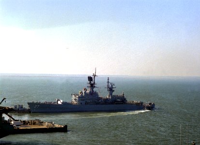 USS Josephus Daniels (CG-27) leaves Naval Station Norfolk, Virginia (USA), on 29 November 1989 (6463837)