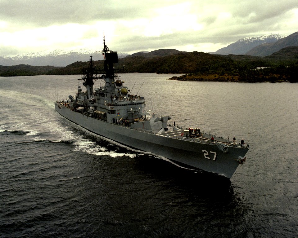 USS Josephus Daniels (CG-27) underway in the Strait of Magellan on 1 July 1990 (6475072)