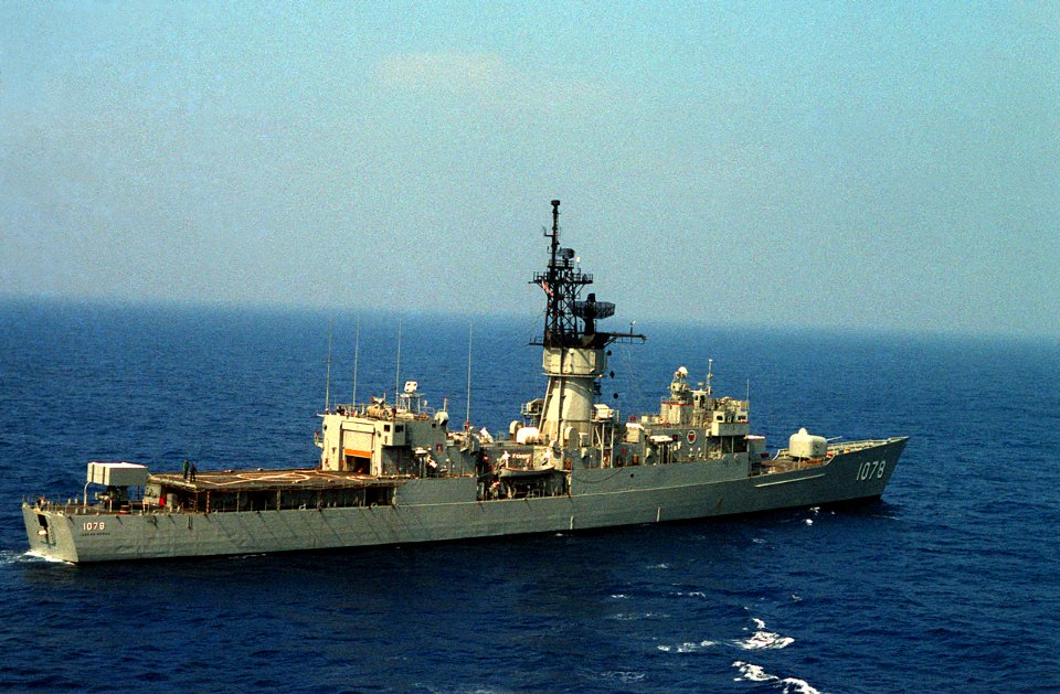 USS Joseph Hewes (FF-1078) underway at sea on 5 October 1984 (6391391)