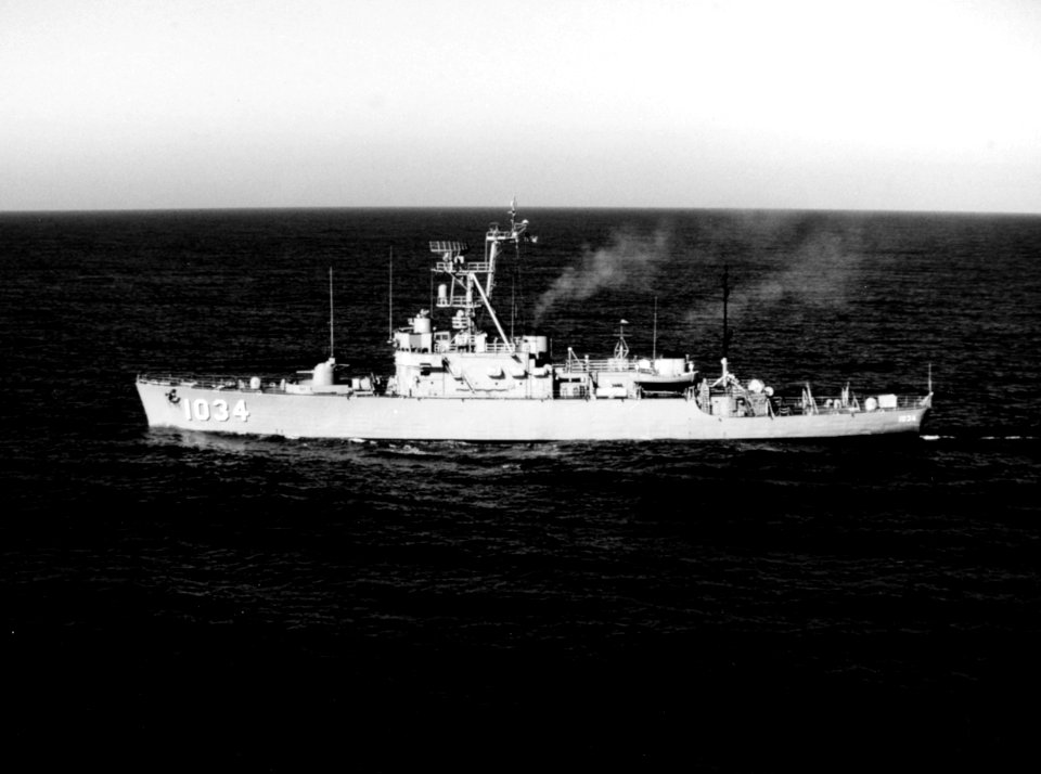 USS John R. Perry (DE-1034) underway in the Pacific Ocean, circa in 1971 (K-88514)