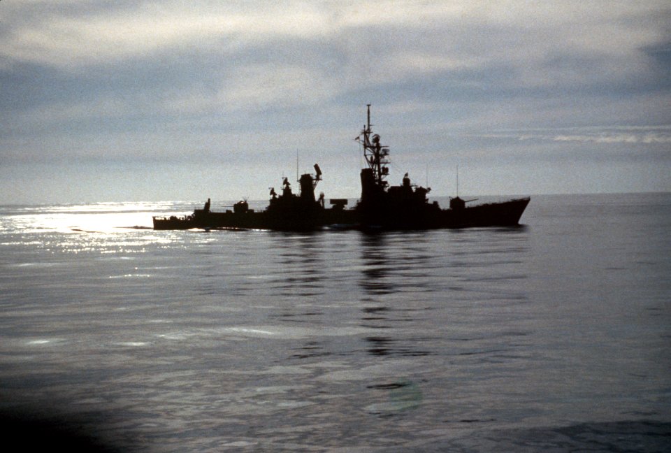 USS Joseph Strauss (DDG-16) underway in the Pacific Ocean on 12 April 1985 (6401399)