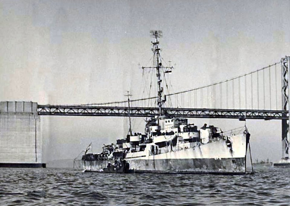 USS John L. Williamson (DE-370) anchored in San Francisco Bay, California (USA), on 15 March 1946 (NH 77369)
