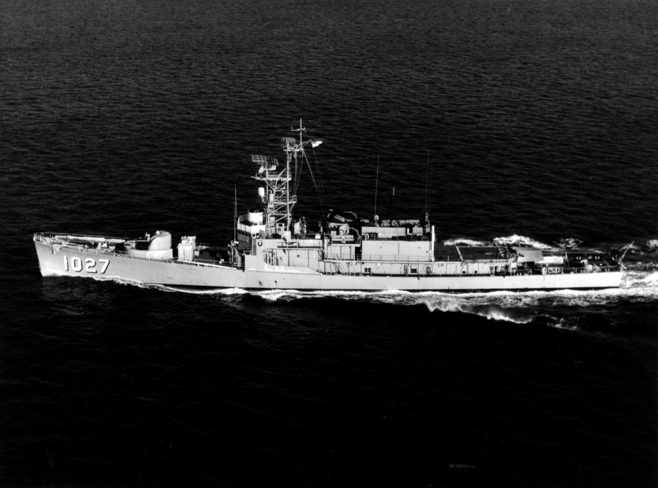 USS John Willis (DE-1027) underway in Narragansett Bay on 3 February 1971 (USN 1147177)