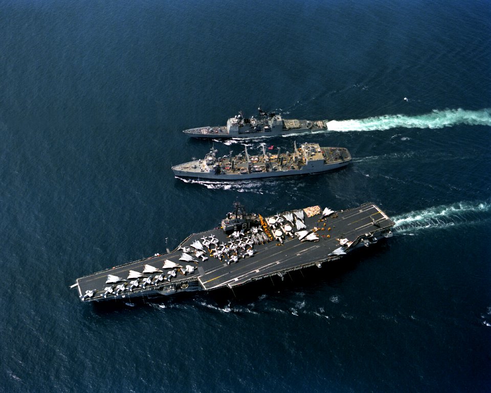 USS Kansas City (AOR-3) replenishes USS Ranger (CV-61) and USS Valley Forge (CG-50) in the Pacific Ocean on 28 March 1991 (6483825)