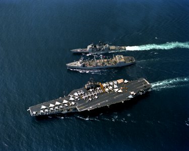 USS Kansas City (AOR-3) replenishes USS Ranger (CV-61) and USS Valley Forge (CG-50) in the Pacific Ocean on 28 March 1991 (6483825)