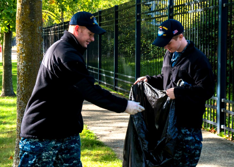 USS John C. Stennis Sailors participate in Naval Base Kitsap cleanup 150923-N-DA737-060