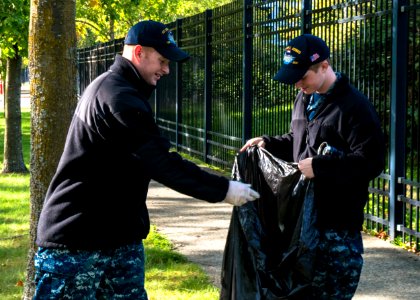 USS John C. Stennis Sailors participate in Naval Base Kitsap cleanup 150923-N-DA737-060