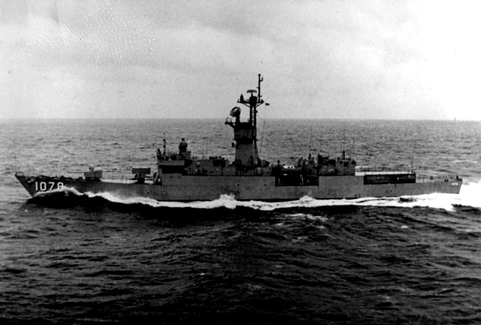 USS Joseph Hewes (DE-1078) underway in 1971