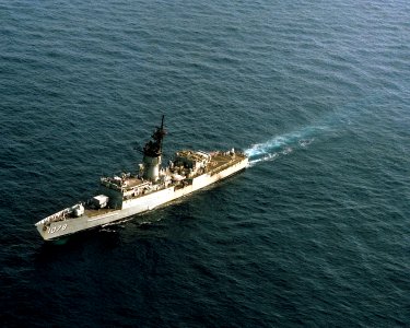 USS Joseph Hewes (FF-1078) underway off Sicily, Italy, on 17 October 1987 (6452204)